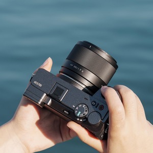 Appareil photo hybride plein format IV avec objectif interchangeable et kit d'objectif zoom 28-70 mm 2026 - Product Image 2