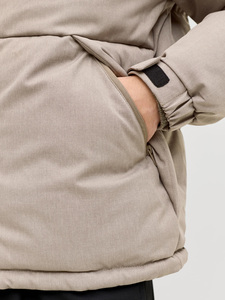 เสื้อแจ็คเก็ตพัฟเฟอร์ OEM ยูนิเซ็กส์ สไตล์วินเทจ กันน้ำ ระบายอากาศได้ดี เป็นมิตรกับสิ่งแวดล้อม แห้งเร็ว ออกแบบโลโก้ด้านหน้าได้ตามต้องการ เสื้อคลุมสำหรับฤดูหนาว - Product Image 4