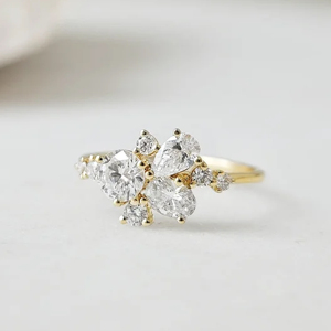 Bague de fiançailles romantique en or jaune pour femme, sertie de diamants en forme de fleur, coupe poire - Product Image 1