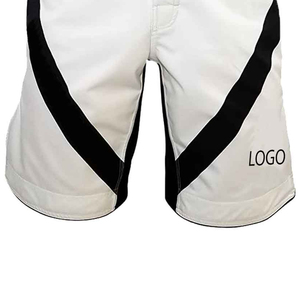 Shorts MMA blancs avec touches noires, combinaison de couleurs très demandée, pour le kickboxing, la gym et la boxe, service OEM Pakistan - Product Image 6