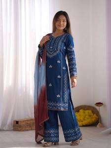 Ensemble Kurti élégant noir brodé en rayonne et coton avec pantalon Farshi et dupatta en Georgette – Entièrement cousu, prêt à porter - Product Image 4