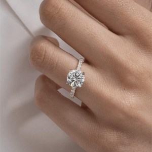 Bague de fiançailles en diamant de laboratoire rond brillant de 2 carats, bague cathédrale à halo caché, solitaire pavé, bague de demande en mariage, certifiée IGI - Product Image 3