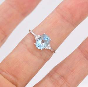 Anillo Ovalado de Topacio Azul Suizo Genuino en Plata de Ley, Anillo de Topacio Azul Natural con Tres Circonitas Cúbicas, Diseño Inspirado en el Estilo Vintage de Marzo - Product Image 2