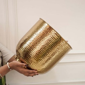 Vase de table moderne en aluminium, fait main, finition dorée, design côtelé, pot de plante décoratif, Jaffs Exports JE768 pour l'inauguration de maison - Product Image 4