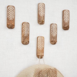Perchas de Madera de Lujo con Diseño Europeo, Logotipo Personalizado Grabado, Acabado con Laca de Alto Brillo y Gancho Cromado - Product Image 1