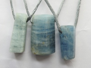 Colgante de aguamarina tallada lateralmente - Gema natural - Pulido liso - Forma elegante - Piedra suelta hecha a mano - PMEGEMSBEADS CJ1-35-40MM - Product Image 3