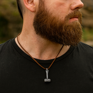 Collar con Colgante de Hierro Negro Forjado a Mano, Símbolo Rúnico Vikingo, Joyería Metálica Hecha a Mano, Regalo Artesanal Rústico Minimalista - Product Image 3