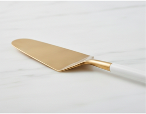 Juego de 2 espátulas y cuchillos dorados para servir pasteles con mangos blancos para hornear y decorar - Product Image 2