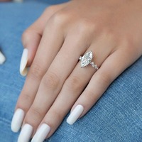 Bague de fiançailles et de mariage en or blanc 14 carats avec accent de diamant de laboratoire taille marquise - Style luxueux