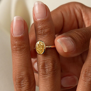 Bague de fiançailles solitaire en or jaune avec diamant jaune fantaisie ovale de 2 carats pour femme, style classique - Product Image 6