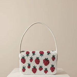 Sac à bandoulière artisanal en perles motif fraise style Cottagecore - Product Image 1