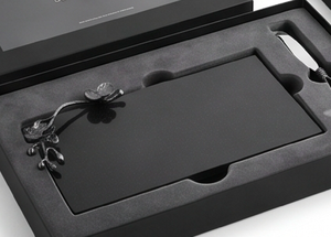 Moderno juego de tabla de quesos de pizarra negra con mango metálico floral y cuchillo para uso en la cena, para servir charcutería y aperitivos. - Product Image 4