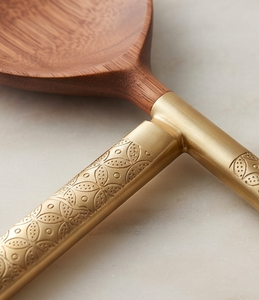 Ensemble de cuillères de service en bois avec manche en métal doré, design minimaliste, couverts modernes pour la restauration, les événements et les repas. - Product Image 2