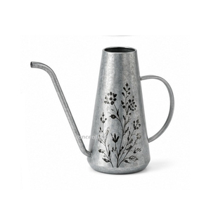 Regadera de Metal Negra con Diseño Floral Dorado, Duradera para Uso en Jardinería - Product Image 3