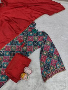 Traje cómodo de crepé natural estampado y con trabajo Aari, con pantalón palazzo y dupatta. Elegante ropa india para mujer. - Product Image 4