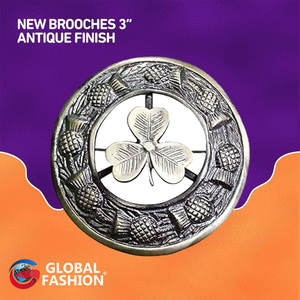 Broche écossaise Shamrock Kilt Fly Plaid entourée de motifs de girofles complexes, chromée argentée, 3 pouces, vente en gros - Product Image 3