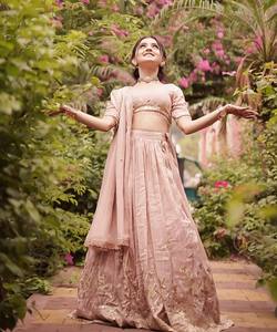 NiMa Creations Salwar Kameez en Crêpe de Soie Naturelle Brodé Rose, Tenue Traditionnelle Indienne pour Mariage, Longueur Genou pour Filles, Séchage Rapide - Product Image 6