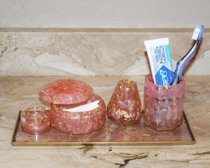 Juego de Accesorios de Baño de Resina Ecológica Hechos a Mano con Bandeja, Taza y Portavasos Pintados a Mano en Rosa y Dorado - Product Image 3