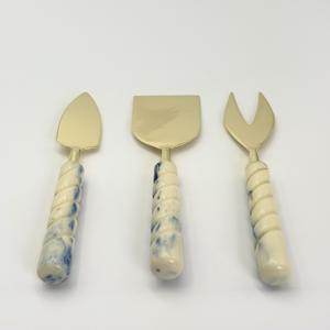 Elegante Juego de Utensilios para Queso de Acero Inoxidable con Acabado Dorado, Juego de 3 Piezas con Mangos de Resina, Cuchillos para Tabla de Charcutería, Precio Accesible - Product Image 2