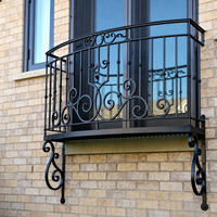 Balustrades de balcon en fer forgé sur mesure qui rehaussent l'attrait du bien, offrant une sécurité supérieure, un charme intemporel et une durabilité accrue