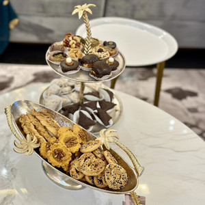 Platos y Bandejas Decorativas de Metal de Lujo con Diseño de Palmera en Color Dorado para Servir Frutas y Chocolates al Estilo Japonés - Product Image 1