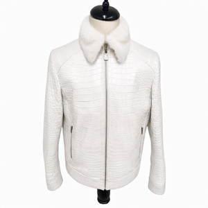 เสื้อแจ็คเก็ตบอมเบอร์หนัง PU สีขาวสำหรับผู้ชาย ลายจระเข้ แต่งขนปกคอ ซิปปิด ทรงเข้ารูป สไตล์นักขี่มอเตอร์ไซค์ เหมาะสำหรับใส่ในฤดูหนาว - Product Image 1