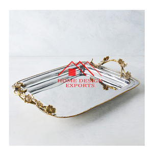 Bandeja de metal hecha a mano con acabado plateado para servir comida y bebidas en bares. - Product Image 1