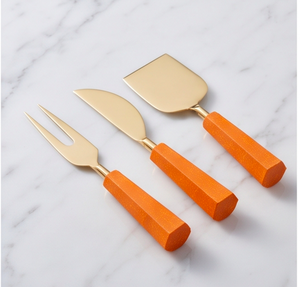 Juego de 3 cuchillos para queso con hoja de acero inoxidable dorado y mango de resina naranja marmoleada, perfecto para uso doméstico. - Product Image 3