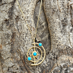 Collar minimalista con piedras preciosas, colgante redondo de turquesa azul con diseño del sistema solar, chapado en oro de 18k, collar de joyería celestial. - Product Image 5