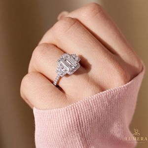 Anillo Moderno de Tres Piedras con Diamante Cultivado en Laboratorio con Corte Esmeralda, Piedras Laterales Trapezoidales Certificadas por IGI con Pavé y Halo - Product Image 3