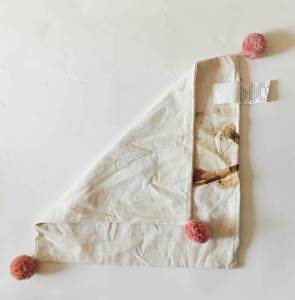 Les housses de coussin à motifs floraux apportent une sensation naturelle et fraîche à toute pièce, alliant des tons pastel doux avec des motifs botaniques pour un effet apaisant. - Product Image 3