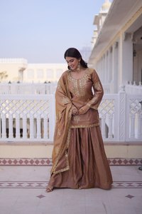 Ultima Collezione Set Sharara Completamente Ricamato Fendy Crush Top-Sharara-Dupatta con Lavorazione Ricamata in Zari e Pizzo Traforato - Product Image 1