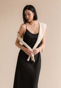 Robe midi élégante pour femme en satin de soie noir, bretelles spaghetti, sans col, coupe ample, respirante, simple, pour l'été et le quotidien - Product Image 2