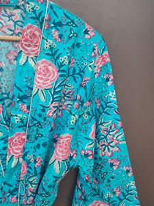 Robe kimono à imprimé floral turquoise |   Cravate à manches longues |   Couverture de plage d'été - Product Image 2