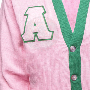Cardigan en acrylique rose pour sororité, tricoté, à rayures vertes, col en V, boutonné sur le devant, avec logo AKA en lettres grecques, manches rayées, style collage - Product Image 6