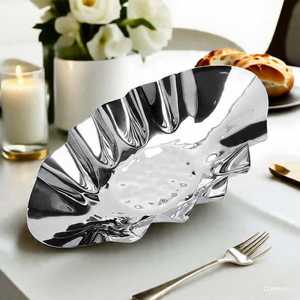 Bol de service moderne en métal poli au design unique avec bords ondulés, compatible lave-vaisselle, idéal pour la présentation des aliments lors de fêtes - Product Image 5