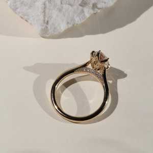 Anillo de Compromiso de Lujo con Diamante Cultivado en Laboratorio, Corte Marquesa, Color Champán, 2.01CT, Oro Amarillo de 14K, Engaste de Garras, Marca Royal Saga, Certificado IGI - Product Image 5