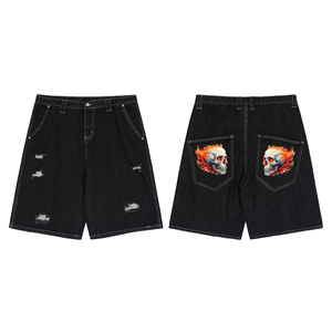 Shorts Bermuda en jean noir pour homme personnalisés avec poches à motif crâne flamboyant, design déchiré, style urbain, taille mi-haute, fermeture boutonnée, 100% coton - Product Image 1