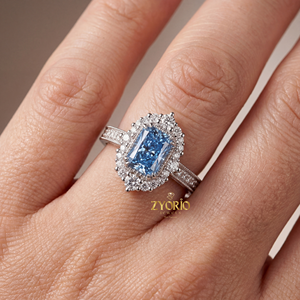 Anillo de Compromiso de Lujo con Diamante Radiante Cultivado en Laboratorio, Engaste de Garra, Moderno Anillo Nupcial de Plata 925, Elección para Novias en Bodas y Fiestas - Product Image 4