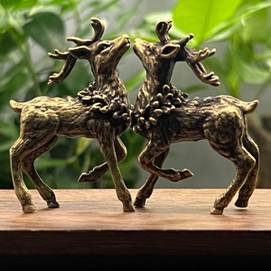 Objeto Decorativo de Reno de Diseño Premium con Base de Madera para Decoración Festiva y Regalos de Temporada, Hecho en India - Product Image 1