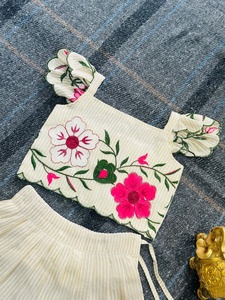 Exclusivo Conjunto de Lehenga de Seda Suave para Niñas, con Bordado de Lentejuelas Pesadas, Diseño Latkan y Dupatta de Red para Fiesta de Diwali - Product Image 5