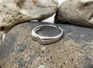 Bague en argent sterling 925 en forme de V, ajustable, ouverte, faite à la main, bijoux minimalistes pour femmes - Product Image 2