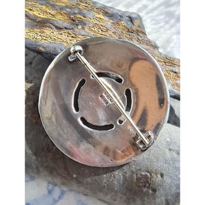 Broche celta tradicional antiguo con escudo circular, joyería escocesa con nudos, patrones en relieve, broches con diseño de cuadros. - Product Image 5