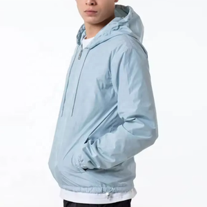 Chaquetas cortavientos con capucha y cremallera para hombre de gran tamaño con cordón impermeable de nailon ligero con estampado de logotipo personalizado - Product Image 2