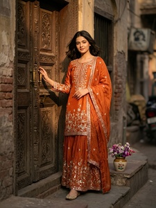 Hermoso conjunto listo para usar de Jimmy Chu con bordado y lentejuelas, que incluye top con costuras completas y sharara, y dupatta con bordado y lentejuelas. - Product Image 3