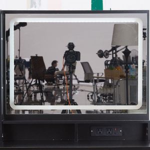 Espejo deslizante LED con control táctil de gran tamaño de 27 "x 20" con conmutación tricolor y ajuste de brillo negro - Product Image 3