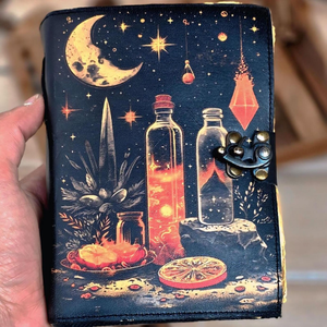 Bouteilles de Potion Lumineuses au Design Magnifique sur le Thème de la Nuit Fantastique en Cuir, Illustrations Enchantées, Lune Croissante - Reliure Thermique Noire - Product Image 5