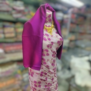 Tissu élégant en slub tissé rose poudré Fransawi Dirac avec motif floral magenta pour robe de mariée et tenue de soirée de luxe pour filles - Product Image 2