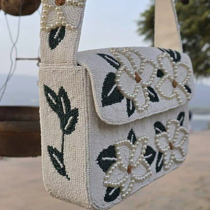 กระเป๋าถือประดับลูกปัดแก้วรับรองคุณภาพจาก MS Handicraft ของขวัญงานแต่งงาน กระเป๋าคลัทช์ กระเป๋าถือแฟชั่นหลากสีสัน งานฝีมือ สามารถปรับแต่งสีได้ - Product Image 1
