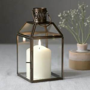 Farol de metal ligero con acabados sencillos. Ideal para velas de té. Más decorativo que un farol de vela resistente. - Product Image 1